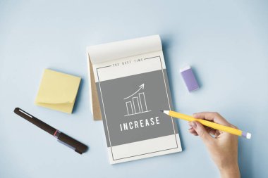 Defterde yazan kadın