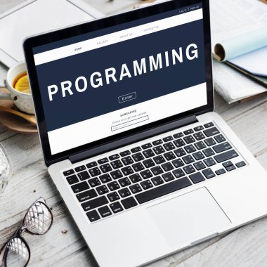 ahşap masa üstünde açılan laptop