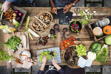 ahşap masa üzerinde çeşitli organik sebze 