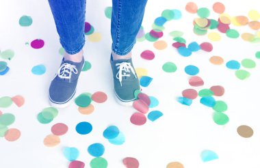 ayakları konfeti ile zemin üzerinde 