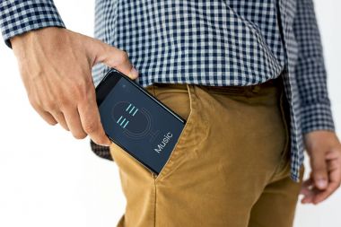 Smartphone cebine koyarak el