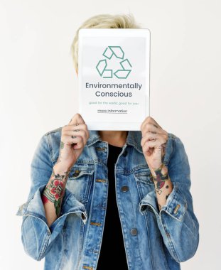 Dijital Tablet ile yüz kapsayan kadın