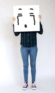 kişi holding afiş.