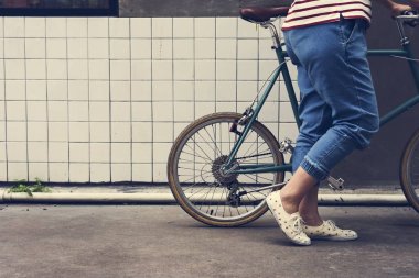 Bisiklet ile yürüyen kadın