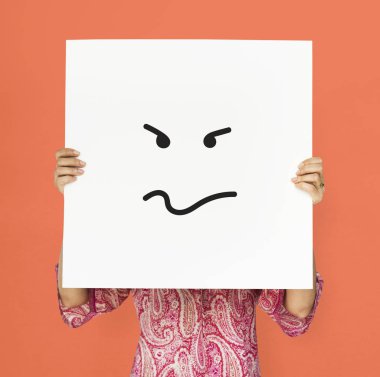 Beyaz afişini suratla kapsayan kişi 