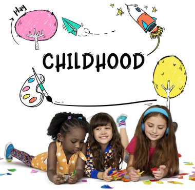 Küçük Kızlar Birlikte Oynuyor