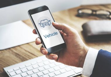 Akıllı telefon kullanan iş adamı