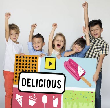 küçük çocuklar afişini holding