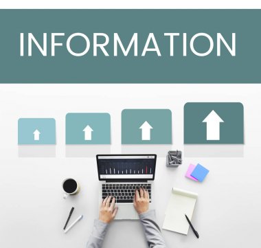 Laptop klavyesinde yazan kişi