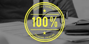 gözlük ve kağıt belgeleri içeren tablo