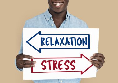 gülümseyen ve duyuru afiş tutarak dostum