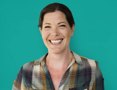 Olgun kadın gülümsüyor 