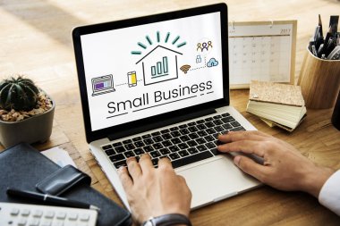 dizüstü bilgisayar kullanan iş kişi