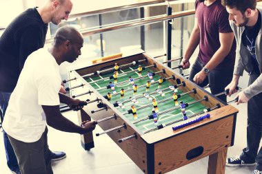 Masa futbolu oynayan insanlar