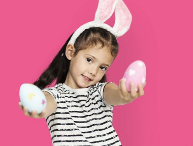 Paskalya yumurtaları ile küçük kız