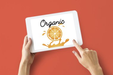 kişi holding dijital tablet