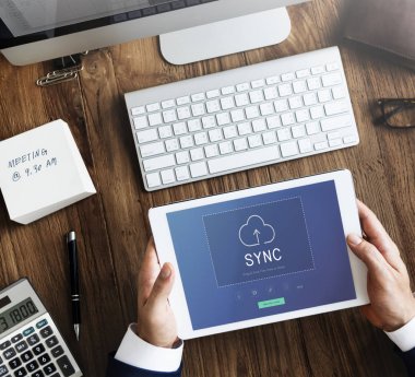 Dijital tablet kullanan işadamı