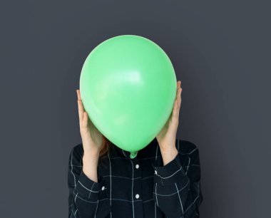 kişi holding yeşil balon