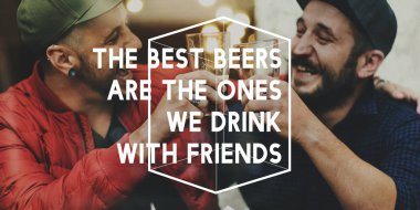 Arkadaşlar birlikte bira içmek