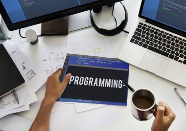 Belge kağıtları tutan kişi