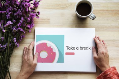  Afiş üzerinde çalışan eller 