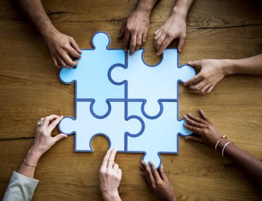 İnsanlar Holding Puzzle parçaları