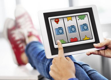 kişi holding dijital tablet