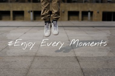 Sokakta zıplayan adam