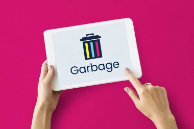 kişi holding dijital tablet