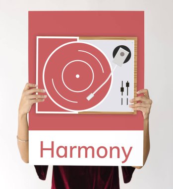 Kağıt afiş tutan kişi