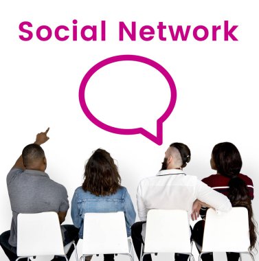 sandalye üzerinde oturan ve duvara bakarak insanlar 