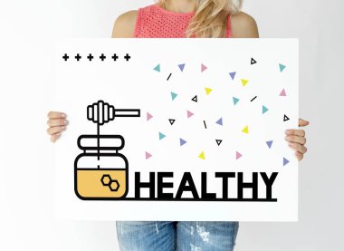 Kağıt afiş tutan kişi