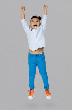 Küçük çocuk zıplıyor