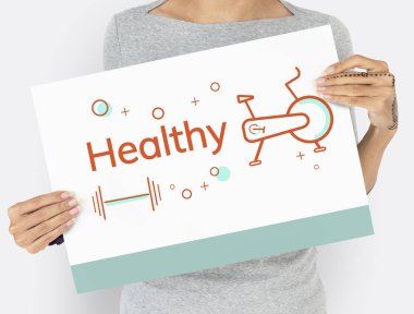 Kadın afişini tutar 