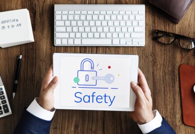 Dijital tablet kullanan işadamı