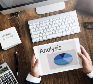 Dijital tablet kullanan işadamı