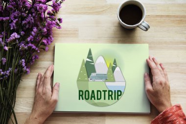  Afiş üzerinde çalışan eller 