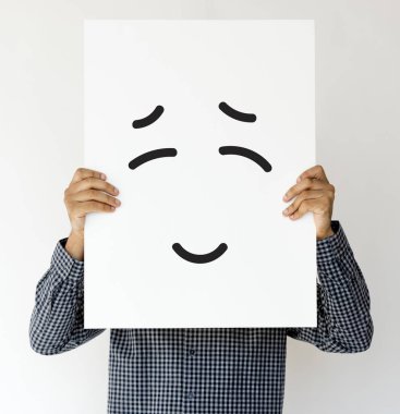 Kağıt afiş tutan kişi