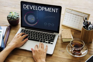 Eller dizüstü bilgisayarda çalışıyor