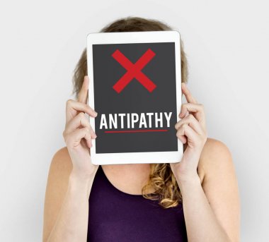 Dijital tablet ile yüz kapsayan kişi