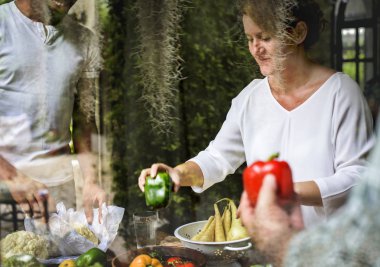 dolmalık biber seçme kadın