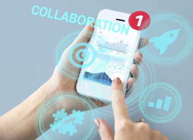 Akıllı telefon tutan kadın 