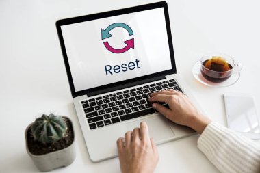 Eller dizüstü bilgisayarda çalışıyor