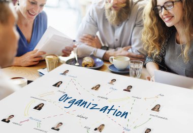 insanlar masada beyin fırtınası