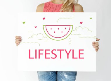 Kağıt afiş tutan kişi