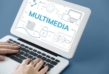 Dizüstü bilgisayarda yazan kadın klavyesi