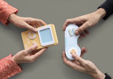 oyun denetleyicileri tutan Çift 