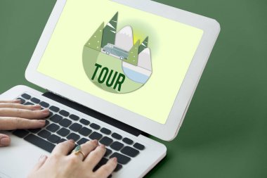 Dizüstü bilgisayarda yazan kadın klavyesi