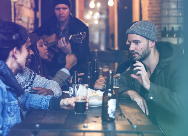 Friends drinking beer together — Stock Photo, Image