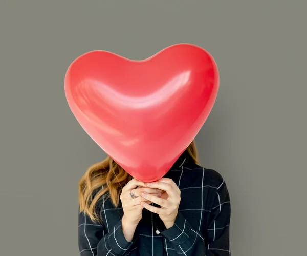 Человек с шаром в форме сердца — стоковое фото